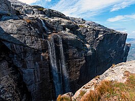 Tsn pod vrcholem si mete prohlédnout vodopád Kjeragfossen, který odsud v...
