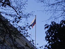 Do brány ruského velvyslanectví v rumunské Bukure�ti narazilo osobní auto. (6....