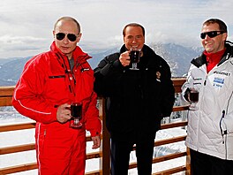 Bývalý italský premiér Silvio Berlusconi a ruský prezident Vladimir Putin jet...
