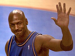 Michael Jordan v dresu Washington Wizards, v dubnu 2003 se pot�etí a naposledy...
