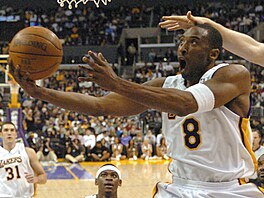 Kobe Bryant z LA Lakers zakon�uje na ko� Toronto Raptors. Brání ho Matt Bonner....