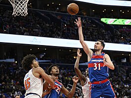 Tomá� Satoranský z Washingtonu mí�í na ko� New Yorku.