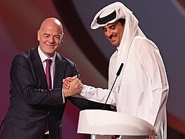 Gianni Infantino, pedseda FIFA, si podává ruku s katarským emírem Tamimem bin...