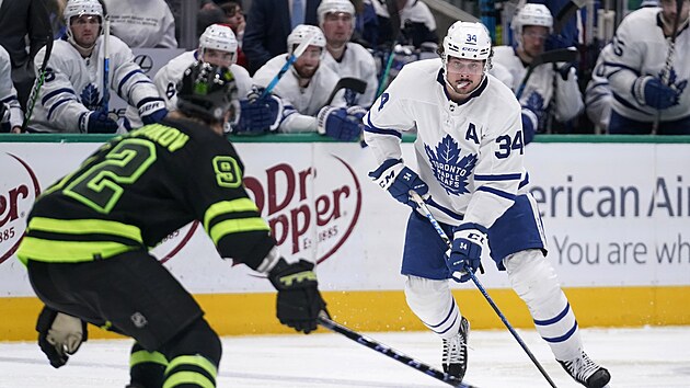 Auston Matthews (vpravo) z Toronta to v utkn proti Dallasu. .