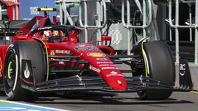 Carlos Sainz z Ferrari pi prvnm trninku na Velkou cenu Austrlie.