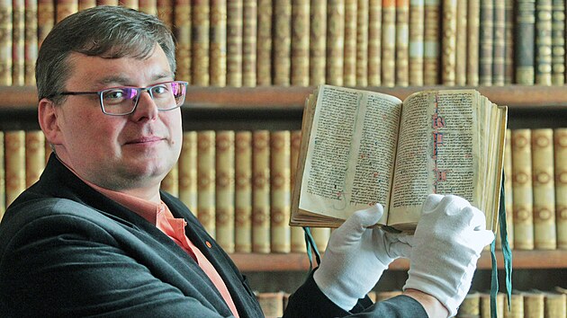 Prezentace zrestaurovan�ho st�edov�k�ho kodexu ze sb�rek z�mku Kyn�vart. Na sn�mku kastel�n Ond�ej Cink. (8. dubna 2022)