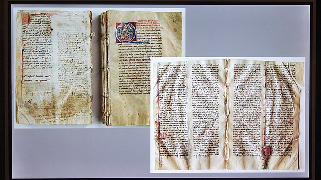 Prezentace zrestaurovan�ho st�edov�k�ho kodexu ze sb�rek z�mku Kyn�vart. Sn�mky z obrazov� prezentace restaur�torky Jarmily Frankov�. (8. dubna 2022)