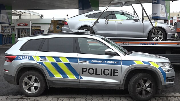 Kraden auto z Rakouska policist zadreli i s jeho pasary u Prahy. (1. dubna 2022)