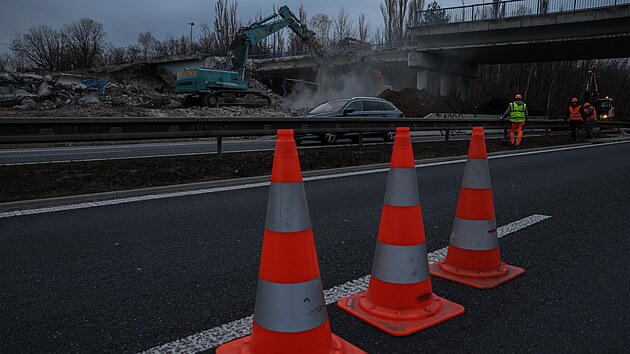 O vkendu dlnci zbourali most pes dlnici D10 u Kosmonos. (2. dubna 2022)