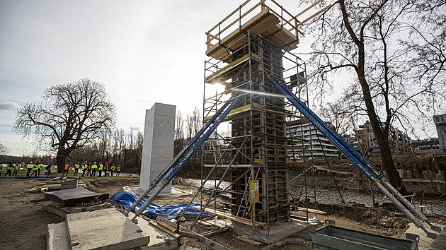 Stoj prvn pil lvky, kter propoj prask Holeovice a Karln. (7. dubna 2022)