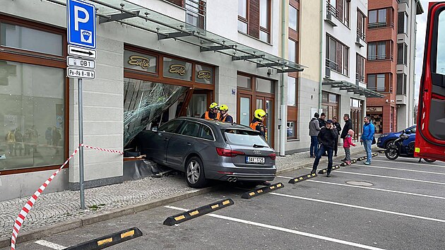 V Dolnch Beanech auto nabouralo do vlohy. (8. dubna 2022)