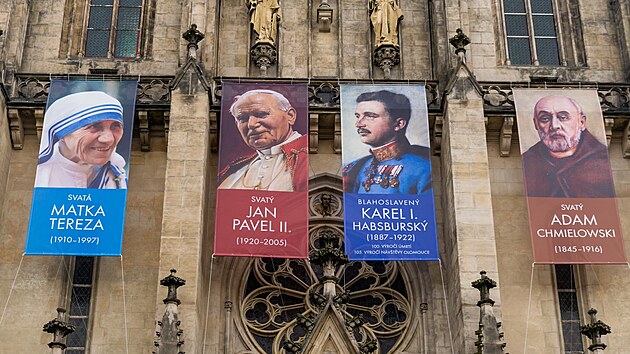 �ty�i v�znamn� osobnosti, kter� za sv�ho �ivota nav�t�vily Olomouc, se nyn� vr�tily natrvalo. Do katedr�ly sv. V�clava byly p�eneseny ostatky pape�e sv. Jana Pavla II., sv. Matky Terezy, sv. Adama Chmielowsk�ho a tak� c�sa�e bl. Karla Habsbursk�ho.