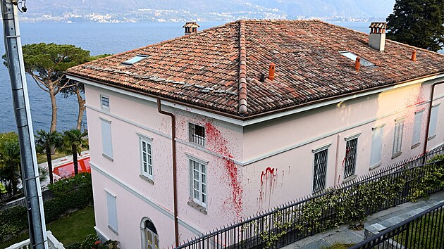 Vila ruskho televiznho modertora Vladimira Solovjova po vandalskm toku v Pianello del Lario u jezera Como v Itlii (6. dubna 2022)
