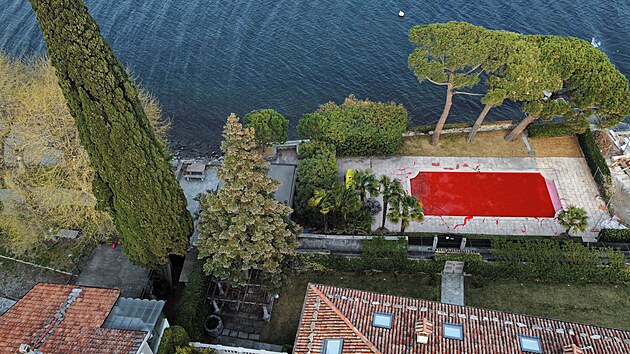 Vila ruskho televiznho modertora Vladimira Solovjova po vandalskm toku v Pianello del Lario u italskho jezera Como (6. dubna 2022)