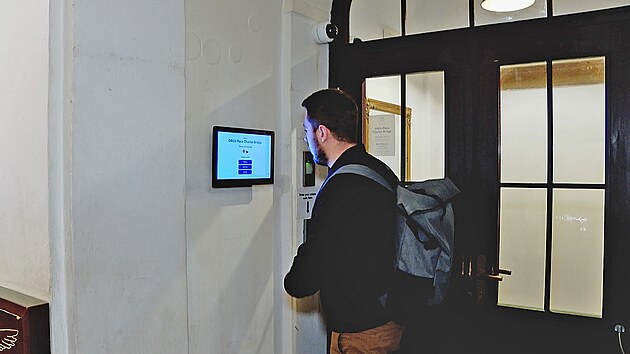 Kdo nem rd mobiln telefon, me vyut dotykovou obrazovku u vstupu do hotelu.