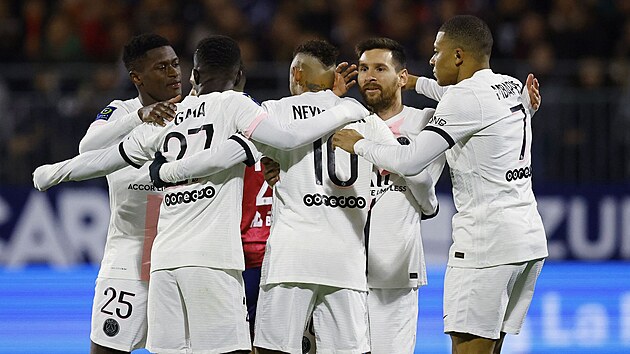 Fotbalist Pae St. Germain se raduj z glu, kter vstelil Neymar.