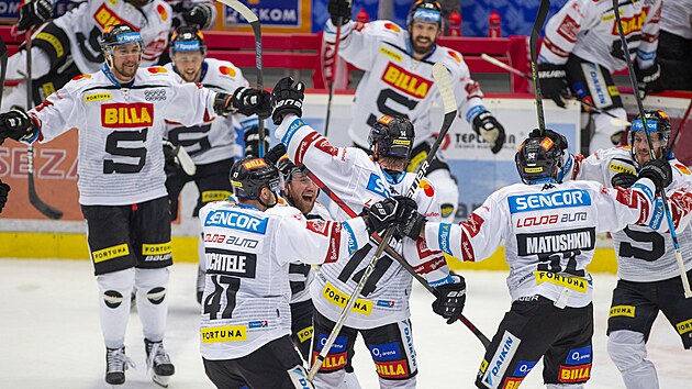 Hokejisté Sparty se radují po vítězném gólu ve třetím semifinále na ledě Českých Budějovic, který vstřelil Filip Chlapík.