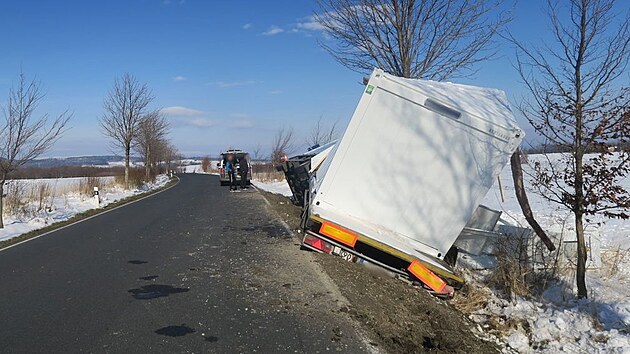Kamion pepravujc mobiln obytn kontejnery havaroval  v pondl 4. dubna mezi Mikulovicemi a Velkmi Kunticemi na Jesenicku.