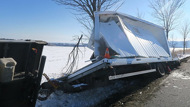 Kamion pepravujc mobiln obytn kontejnery havaroval  v pondl 4. dubna mezi Mikulovicemi a Velkmi Kunticemi na Jesenicku. 
