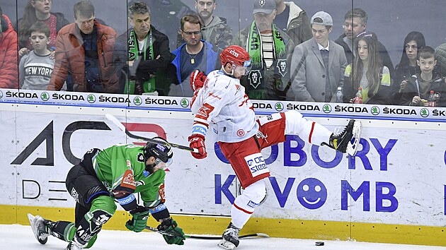 Utkn semifinle play off hokejov extraligy - 3. zpas: BK Mlad Boleslav - HC Oceli Tinec. Zleva Mrio Lunter z Mlad Boleslavi a Patrik Hrehork z Tince