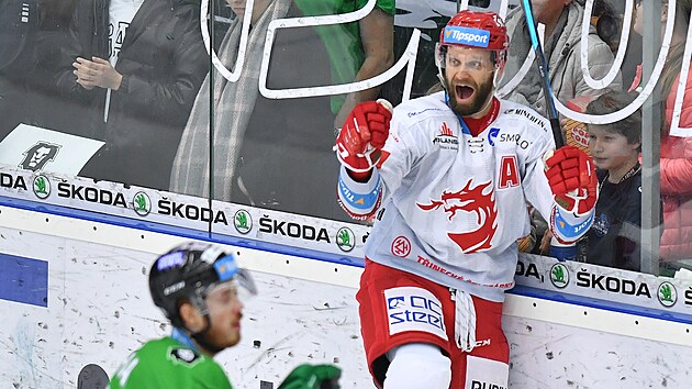 Semifinle play off hokejov extraligy - 4. zpas: BK Mlad Boleslav - HC Oceli Tinec. Tineck tonk Martin Rika se raduje ze vstelen branky.