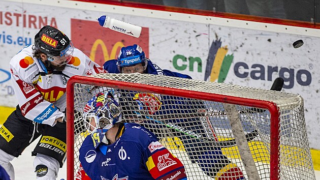 tvrt zpas semifinle play off hokejov extraligy: HC Motor esk Budjovice - HC Sparta Praha. Zleva Roman Hork ze Sparty, Jan Piskek z eskch Budjovic za brankou glmana eskch Budjovic Dominika Hrachoviny