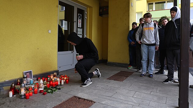 Studenti zapaluj svky u vchodu koly, kde vera jin student zabil maetou uitele. (1.dubna 2022)
