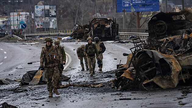 Ukrajintí vojáci po bojích s ruskými jednotkami v Bui. (2. dubna 2022)