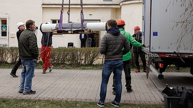 Dvojitý Zeissův dalekohled míří s pomocí těžké techniky ze Štefánikovy hvězdárny na pražském Petříně do péče expertů v německé Jeně. Renovace 110 let starého dalekohledu potrvá zhruba rok.  (6. dubna 2022)