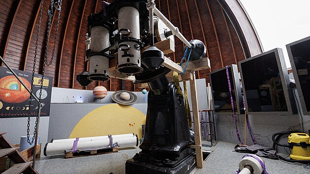 Dvojit Zeissv dalekohled m s pomoc tk techniky ze tefnikovy hvzdrny na praskm Petn do pe expert v nmeck Jen. Renovace 110 let starho dalekohledu potrv zhruba rok.  (6. dubna 2022)