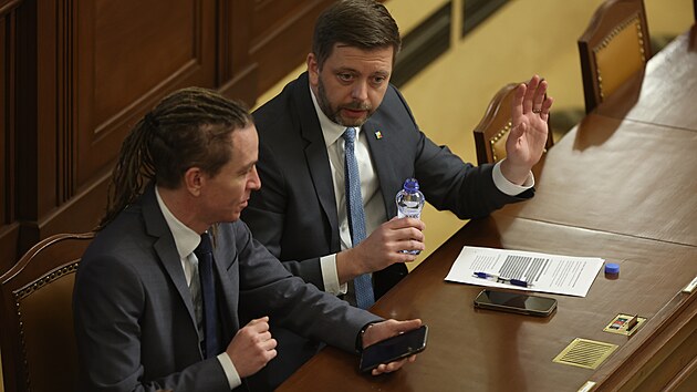 Jednn poslaneck snmovny. Na snmku Ivan Barto (vlevo) a Vt Rakuan. (7. dubna 2022)
