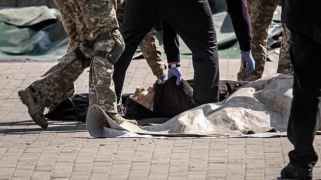 Pi raketovm toku na ndra v ukrajinskm Kramatorsku na vchod zem zemelo pes 60 lid a pes 100 dalch bylo zranno. (8. dubna 2022)