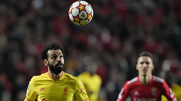 Mohamed Salah (Liverpool) sleduje m v zpase proti Benfice Lisabon.