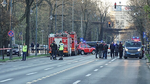 Do brny ruskho velvyslanectv v Bukureti narazilo auto a zaalo hoet. idi zemel. (6. dubna 2022)