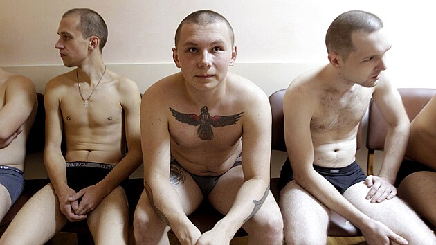 VOJÁCI. Ruští rekruti čekají na lékařské testy ve městě Stavropol v jižním Rusku.