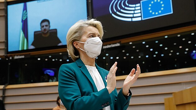 Pedsedkyn Evropsk komise Ursula von der Leyenov tlesk projevu ukrajinskho prezidenta  Volodymyra Zelenskho. (1. bezna 2022)