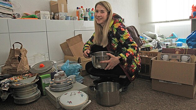Ukrajinsk uprchlice Anna Rybak si vybr nkter vci z marinskohorskho sbrnho msta, kam pispla ada mstnch oban.