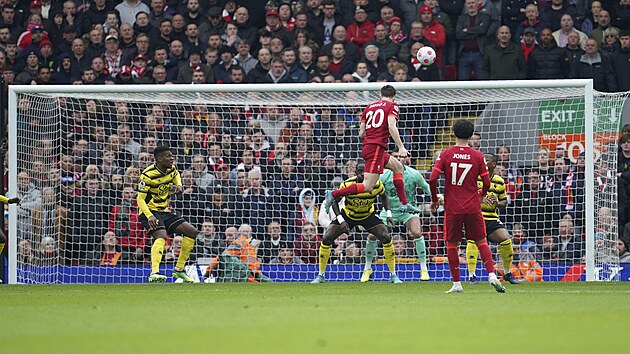 Liverpoolsk Diogo Jota ske pro hlaviku v zpase proti Watfordu.