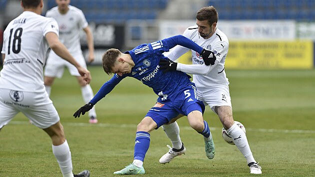 Olomouck Krytof Dank v souboji o m s Markem Havlkem ze Slovcka ve 27. kole Fortuna ligy.