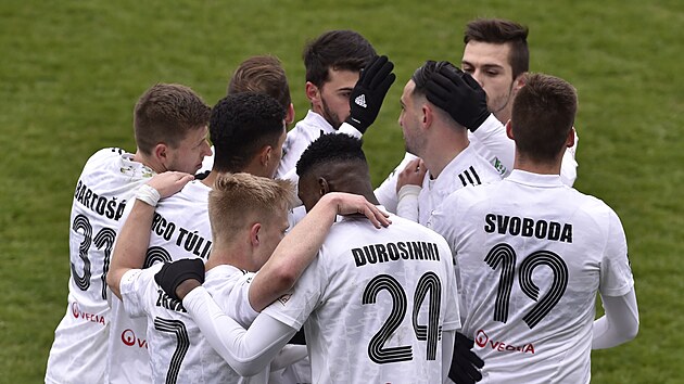 Hráči Karviné se radují po gólu Eldara Šehiče do sítě Bohemians v utkání 27. kola Fortuna ligy.