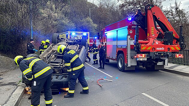 V pražské ulici Křížová obrátil řidič auto na střechu, ještě před příjezdem policie utekl. (7. dubna 2022)
