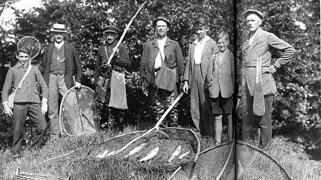 Vysokomtt rybi pzuj fotografovi v roce 1925 se svmi lovky.