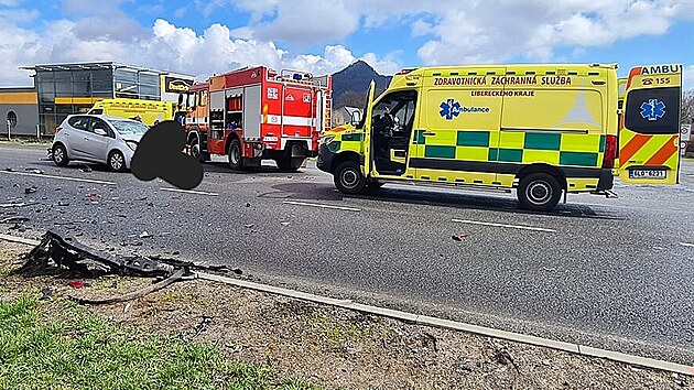 Dopravn� nehoda dvou osobn�ch aut v Mimoni v �itavsk� ulici (9. dubna 2022)