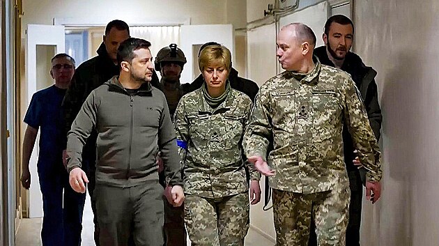 Ukrajinsk prezident Volodymyr Zelenskyj navtvil  zrann vojky v jedn z kyjevskch nemocnic. Nkterm z nich pedal vyznamenn Hrdina Ukrajiny. (14. bezna 2022)