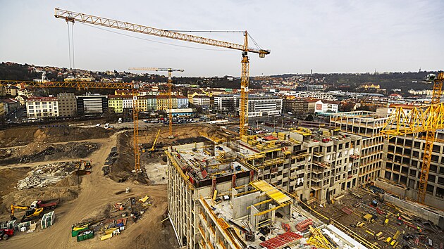 Výstavba nových bytových a kancelářských budov Smíchov City mezi oblastí Na Knížecí a Smíchovské nádraží.