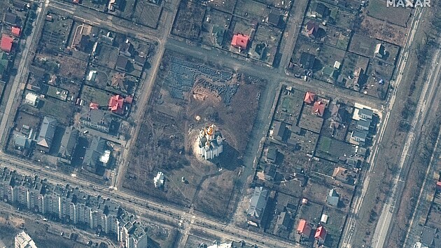 Satelitn snmky Bue ukazuj pkop na mst, kde se nael masov hrob. (31. bezna 2022)