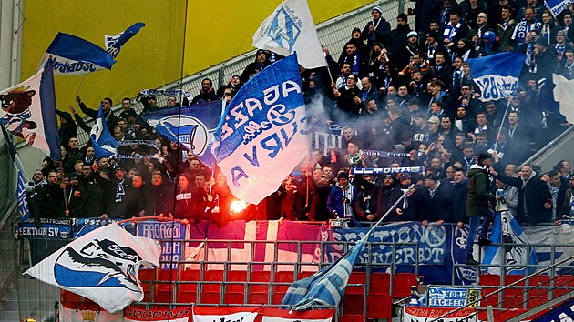 Fanoušci Herthy Berlín během zápasu v Leverkusenu.