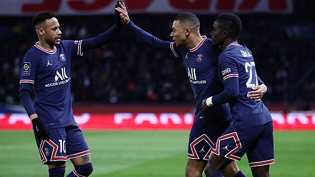 Radost fotbalist St. Germain, zleva Neymar, Mbapp a Gueye.