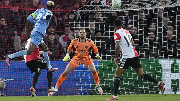 Velk� �ance sl�visty Olayinky, kter� hlavou m�j� br�nu Feyenoordu.