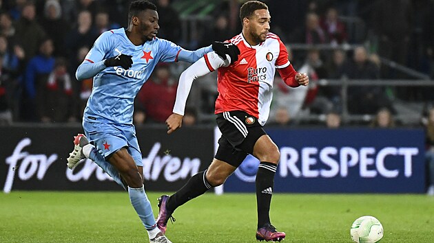 Sl�vista Ibrahim Traor� (vlevo) st�h� Cyriela Desserse z Feyenoordu Rotterdam ve �tvrtfin�le Konferen�n� ligy.